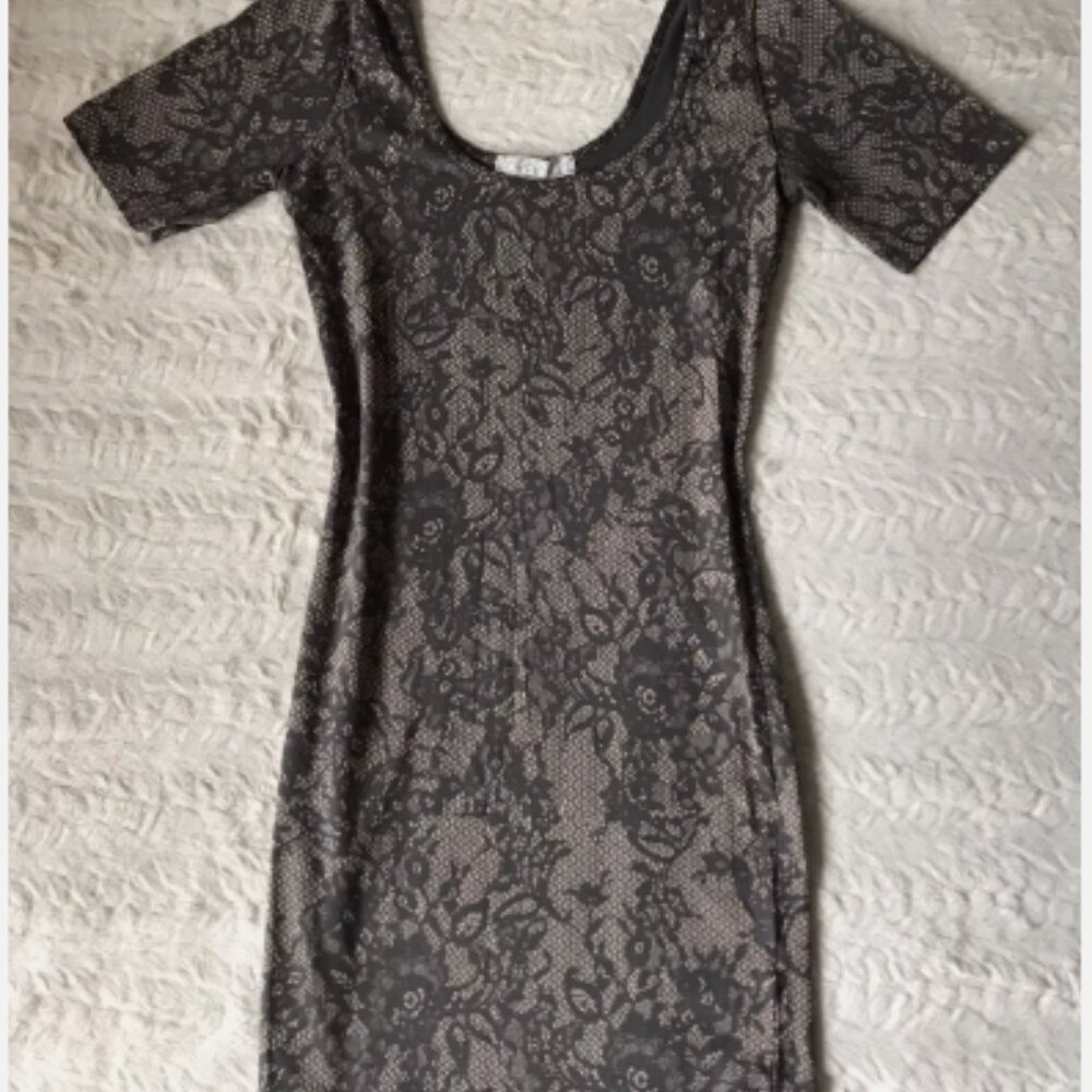 Forever 21 Grey Floral Bodycon Dress | Size M | Elegant & Flirty